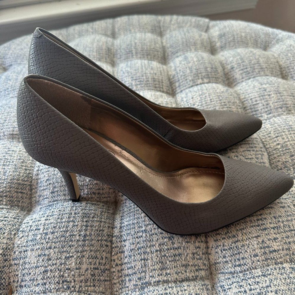 BCBG Gaminkha Women's Pumps - dark grey textured